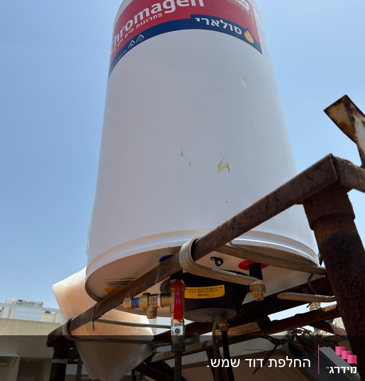 דוד שמש מותקן על מתקן מתכת עם צינורות מחוברים